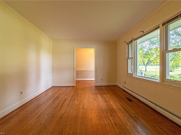5th image of 654 Meadowlark Dr
