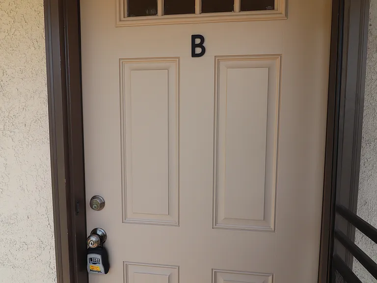 1916 E Chevy Chase Dr #B — Photo 2