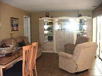 4th image of 815 SE 20th Pl