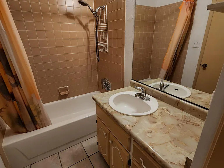 Full hallway bath on main level of home
