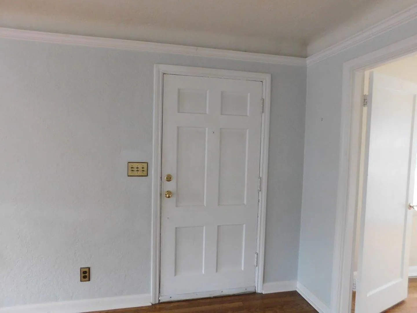 Two Story Single Family House with 2.5 Car Garage — Photo 3