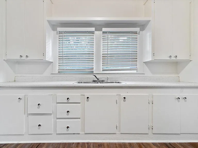 1406 Avenue D — Photo 6