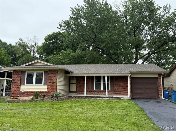 2286 Westglen Park Dr, Maryland Heights, MO 63043