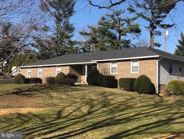 33 Woodland Way photo 1