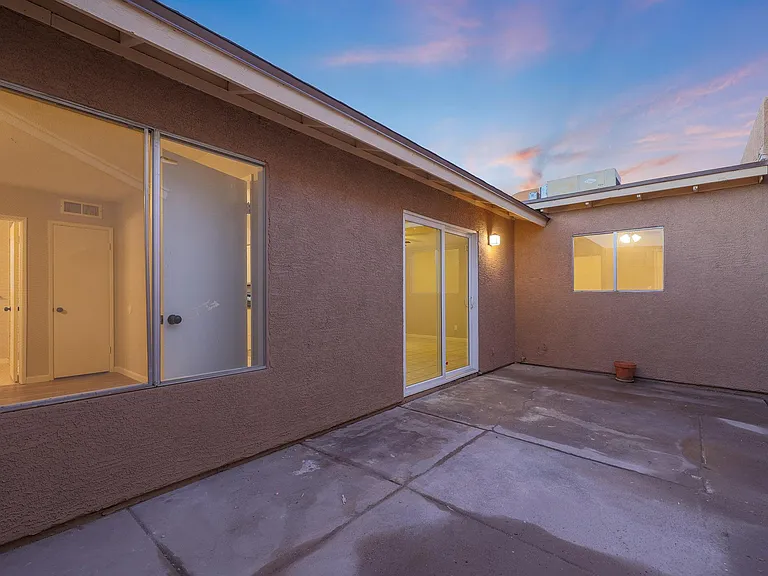 2611 E Maryland Dr — Photo 22