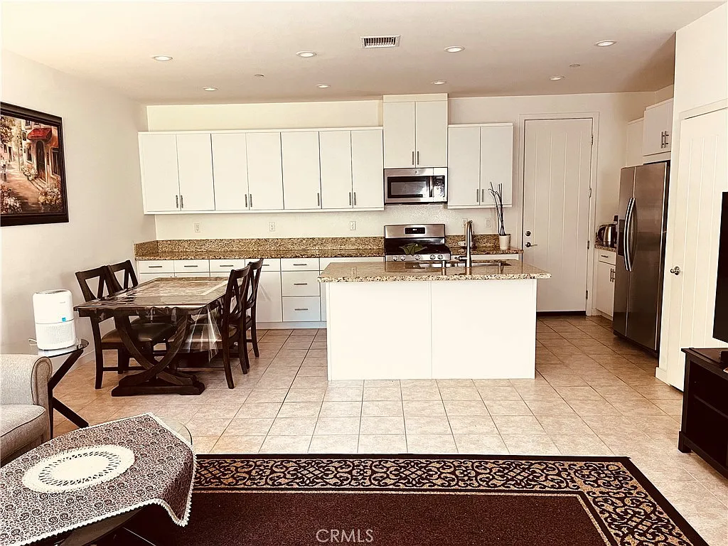 3 bed, 2.5 bath, 1427 sqft, $4,450 — Photo 3