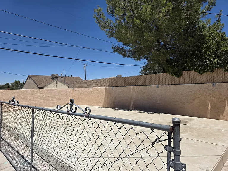 101 W Desert View Dr — Photo 7