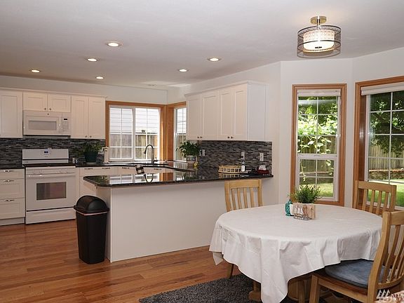 3rd image of 9723 Amanda Dr NE