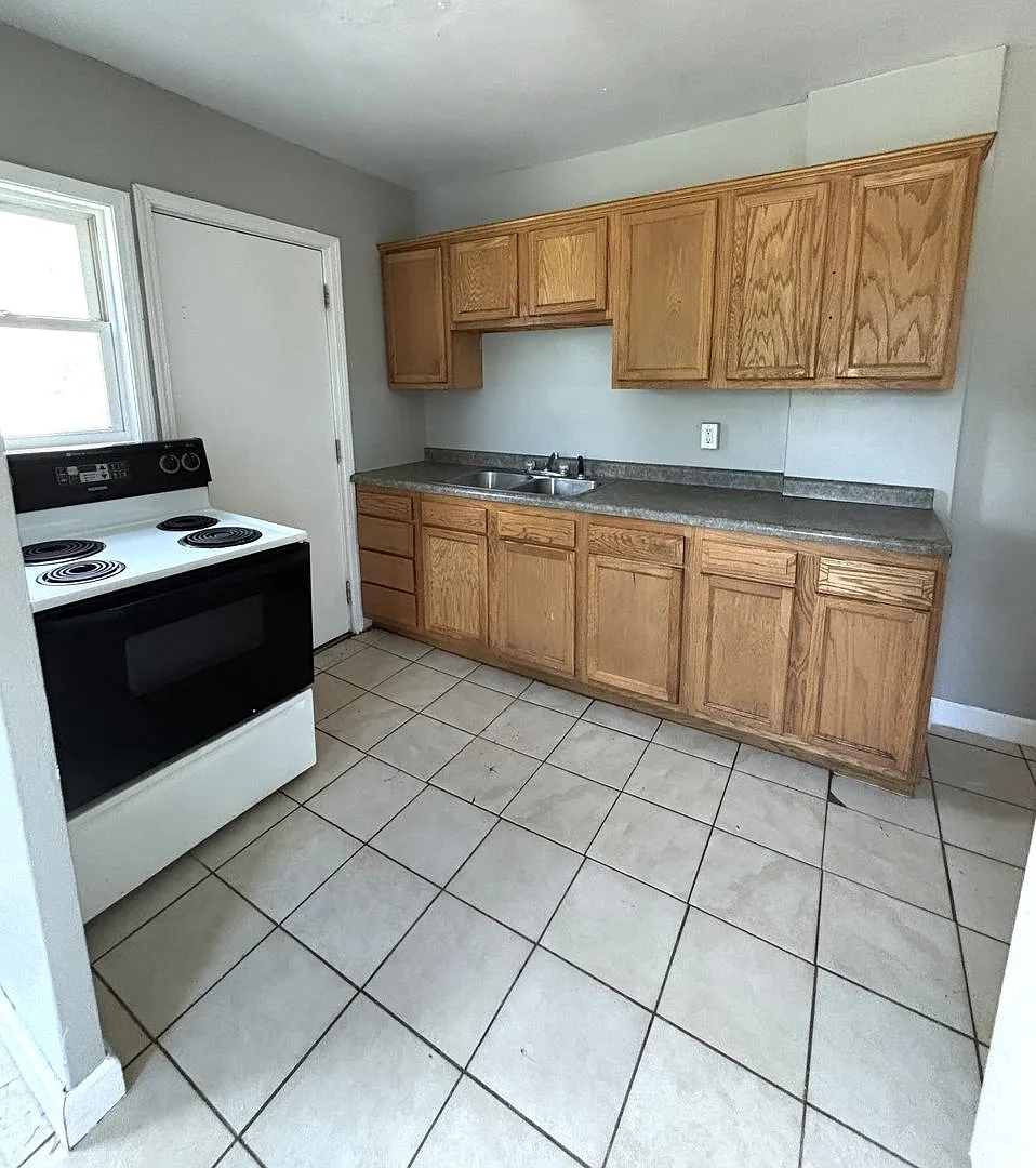 **Rent Recently Reduced!! ** Spacious 2 Bedroom Townhouse For Rent!! — Photo 4