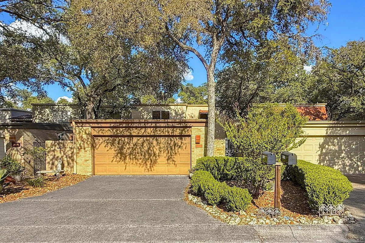 3 bed, 2.5 bath, 1996 sqft, $2,200 — Photo 1