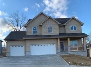 7 Lilac Cir, Council Bluffs, IA 51503