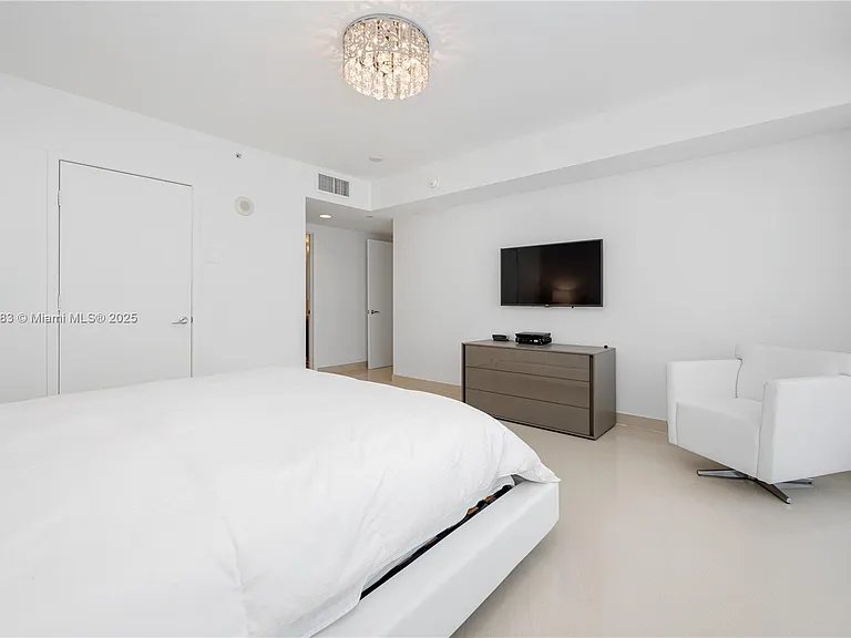 5875 Collins Ave #1202 — Photo 33