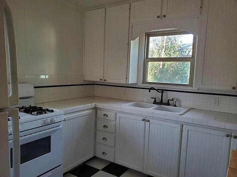 113 Logan St — Photo 4