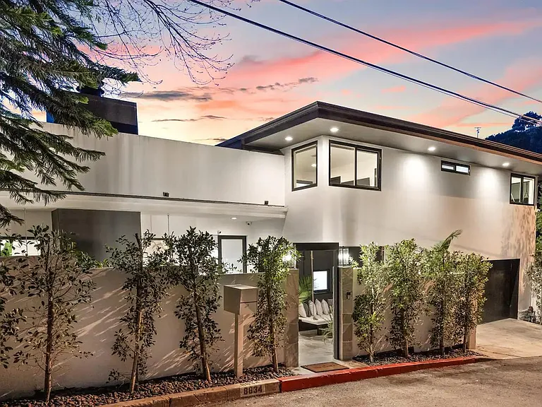 Experience the allure of Hollywood with Stay Awhile Villas' curated rentals.