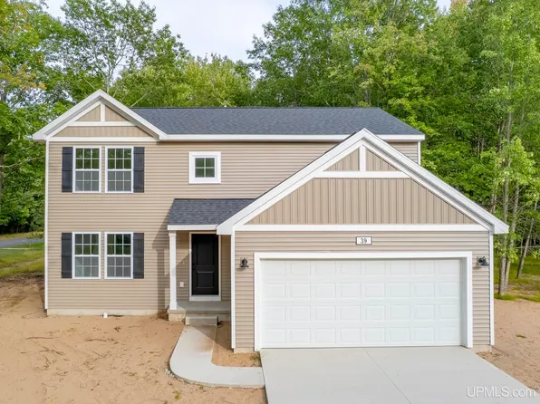39 Tipperary Rd, Gladstone, MI 49837