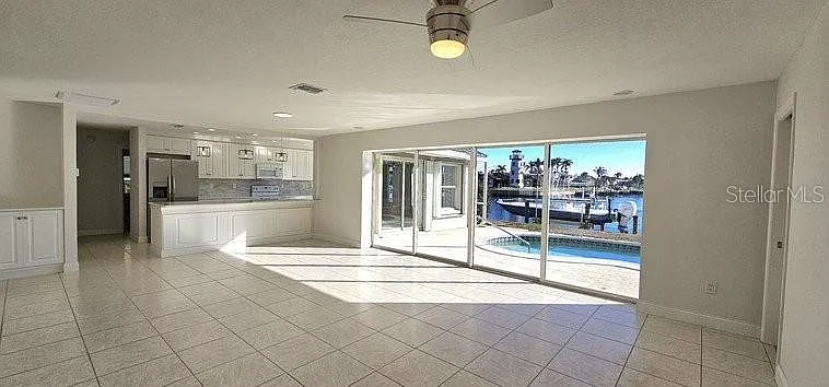 3 bed, 2.0 bath, 2046 sqft, $3,000 — Photo 4