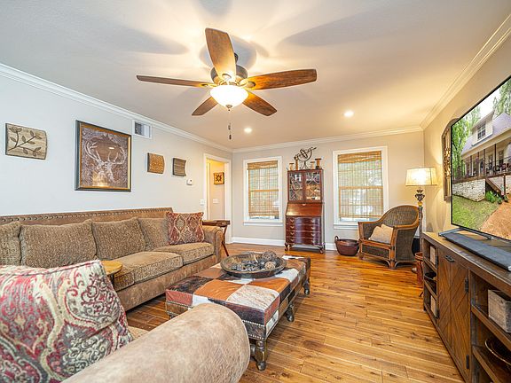 5th image of 386 Spring Creek Dr