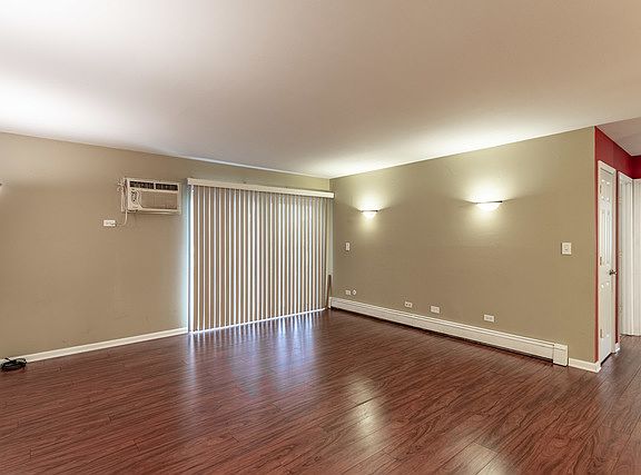 3rd image of 9S120 Lake Dr APT 108