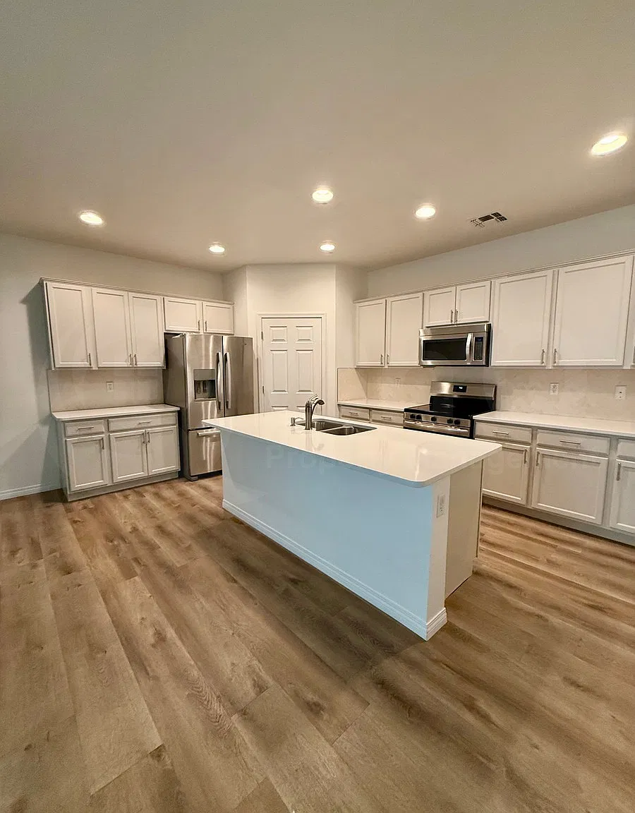 4 bed, 3.0 bath, 2447 sqft, $1,975 — Photo 4