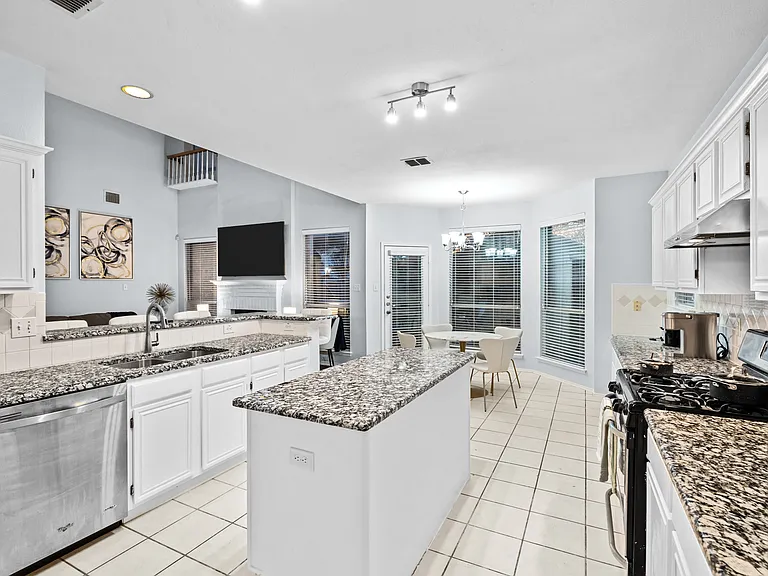 8205 Steamers Ln — Photo 20