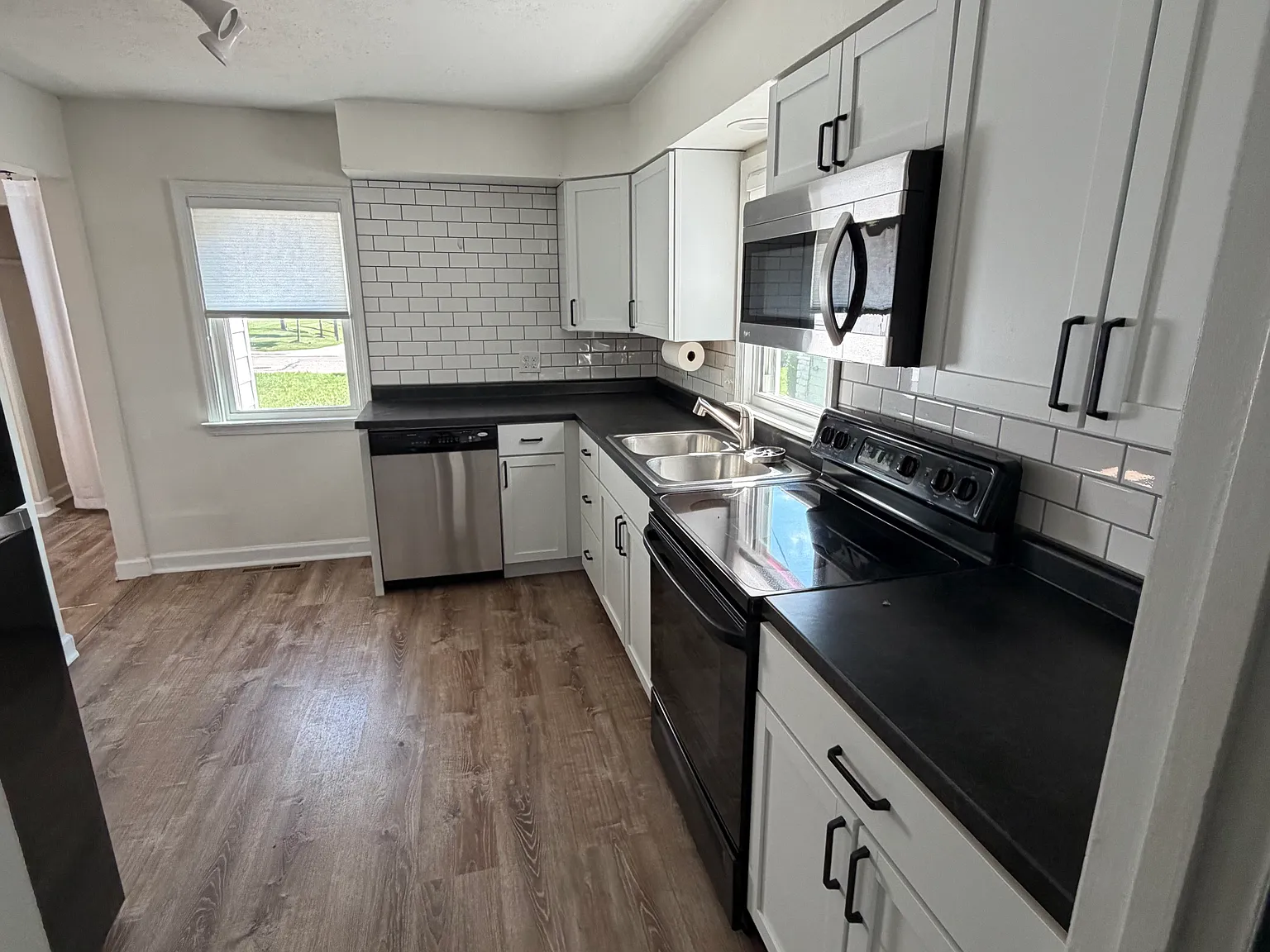 2 bed, 990 sqft, $1,800 — Photo 2