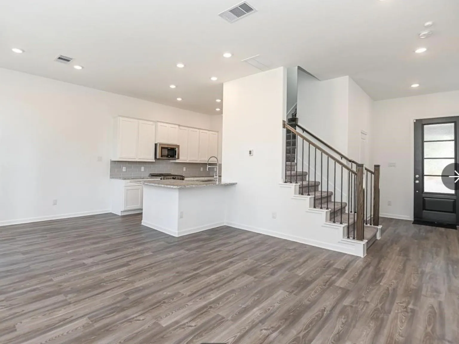3 bed, 2.5 bath, 1897 sqft, $2,400 — Photo 2