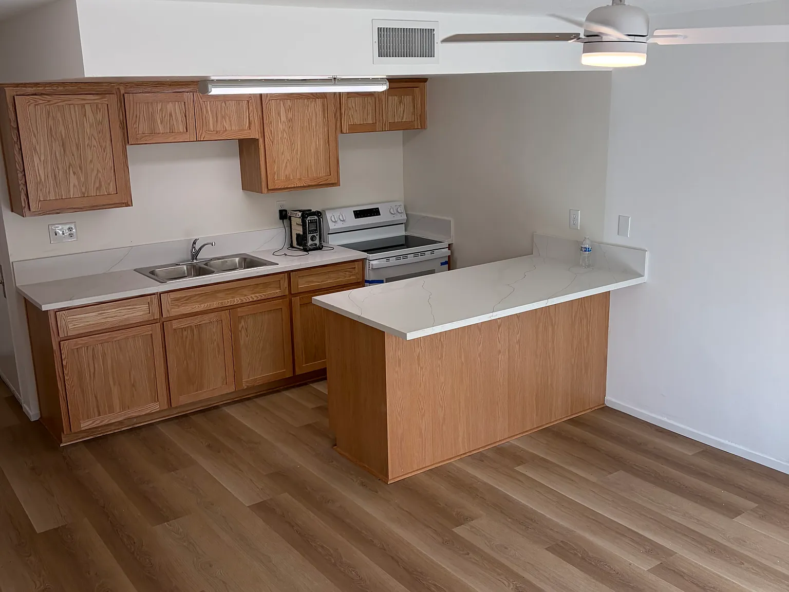 2 bed, 900 sqft, $2,575 — Photo 2