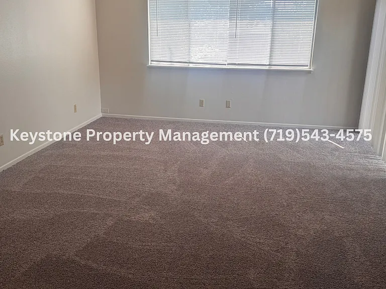 Updated 2 Bedroom Belmont Townhome with Attached Garage & Fenced Yard $1300/$1300 — Photo 23