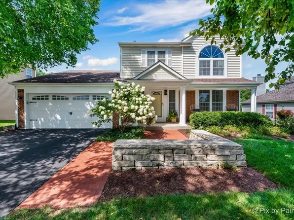 866 Royal Glen Dr, Cary, IL 60013