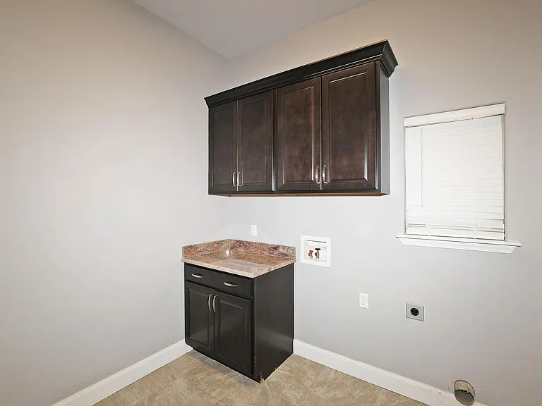 7501 Continental Pkwy — Photo 52