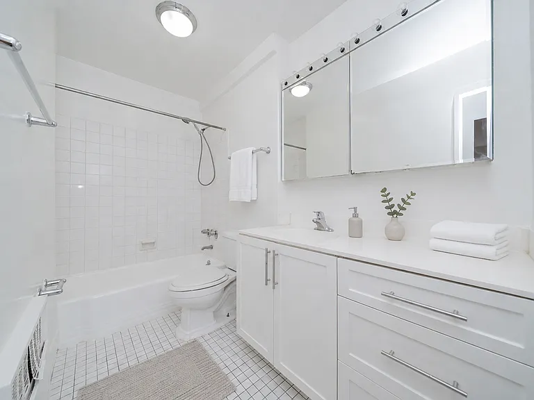 236 E 36th St #9F — Photo 3