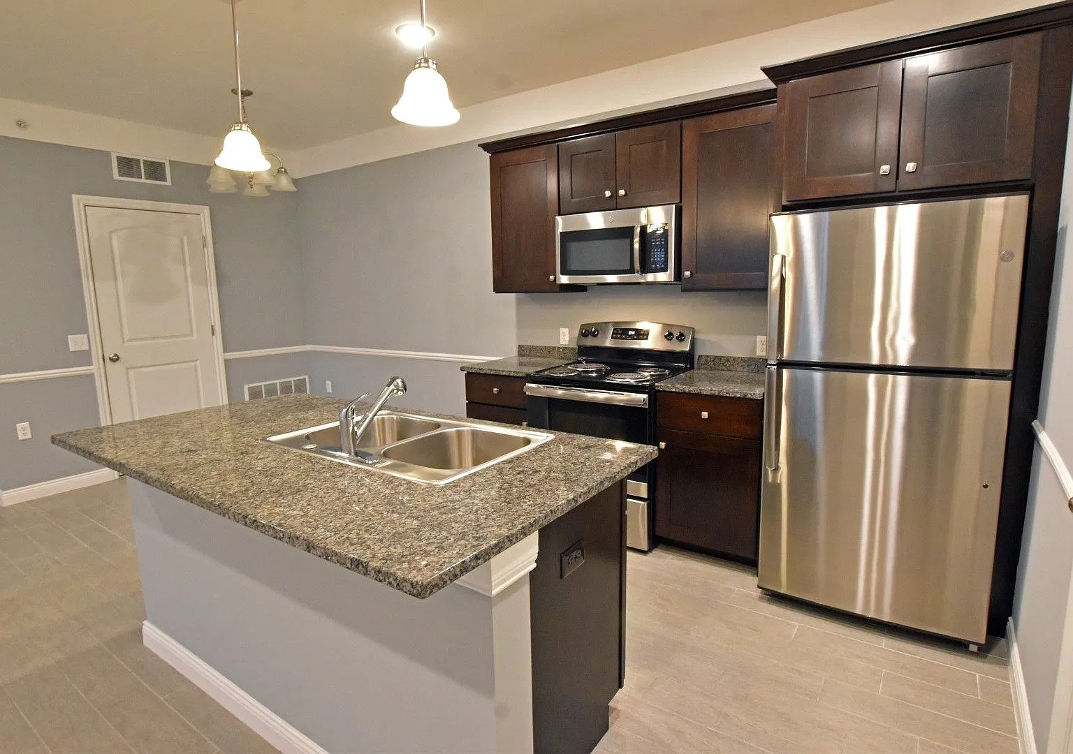 Shelby Township - Immediate Occupancy! 2 Bedrooms, 2-Baths, att. Garage — Photo 4