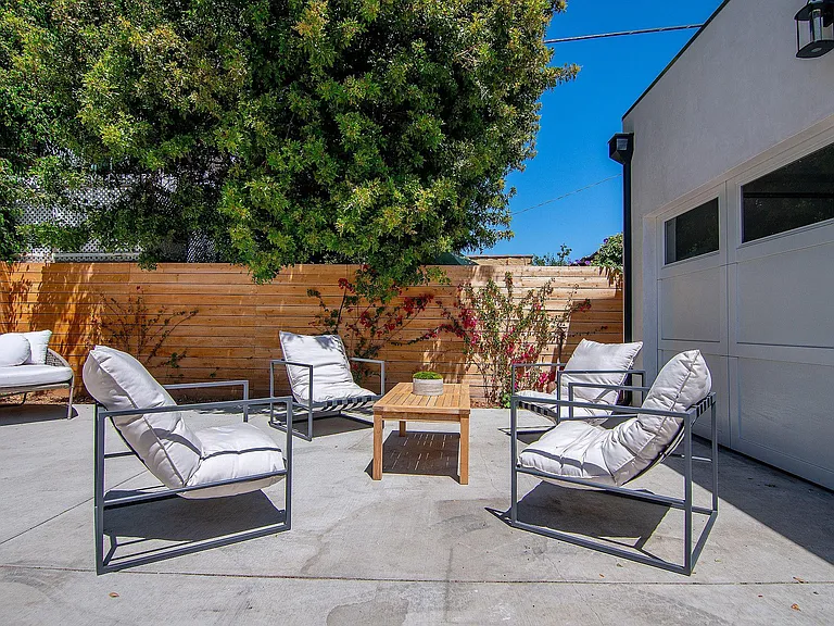 622 N Gardner St — Photo 42