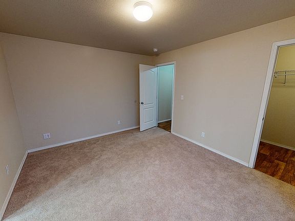 Four Seasons Apartments - Bedroom
