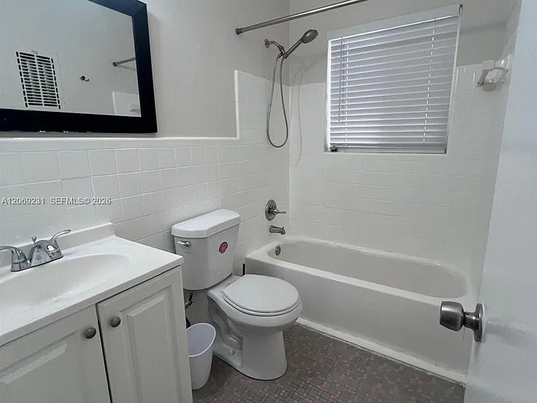 8271 Crespi Blvd #5 — Photo 7
