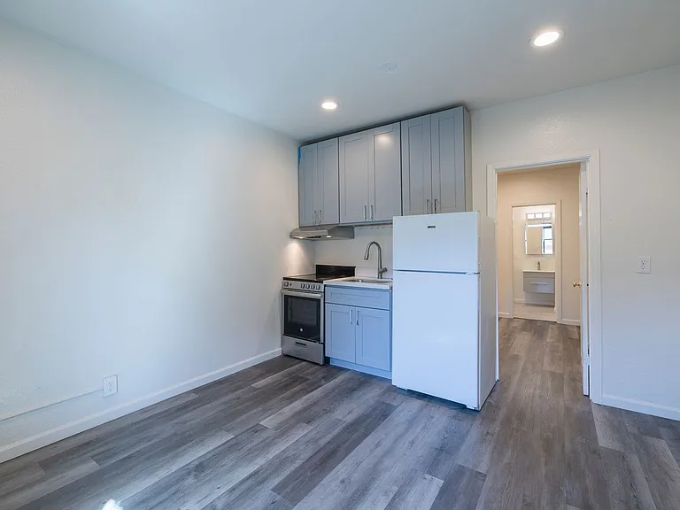1 Bed 1 Bath in Historical Building — Photo 18