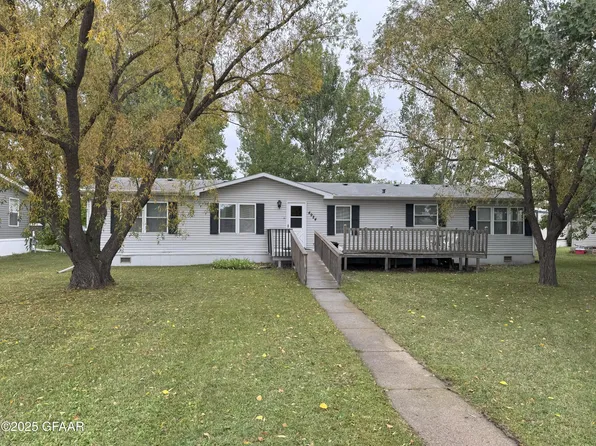 4924 Iron Gate Ct, Grand Forks, ND 58203