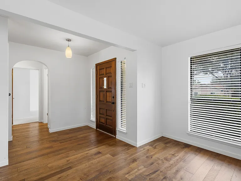 1710 Whitehaven — Photo 3