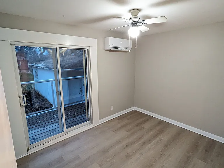 60 Campbell Cres #1 — Photo 11