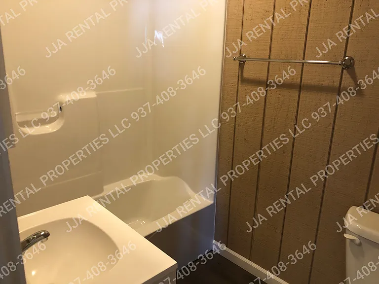 full tub/shower- bathroom pic