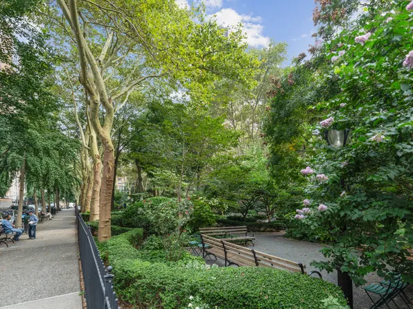 333 East 43rd Street image 11 of 12