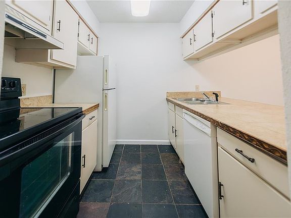 5th image of 404 Parkview Blvd #404