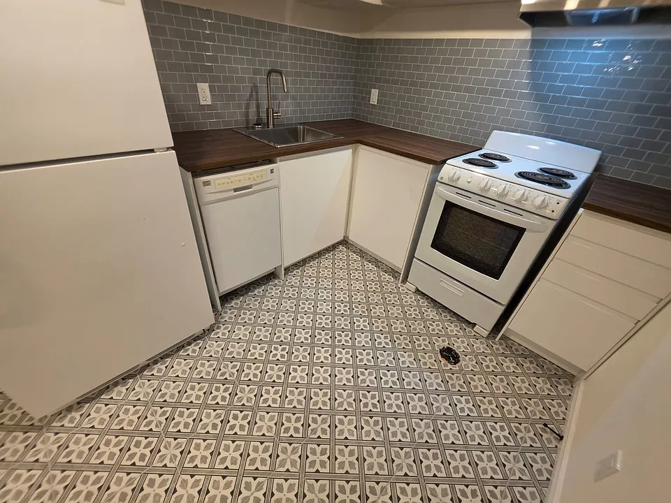 627 Bathurst St #3
