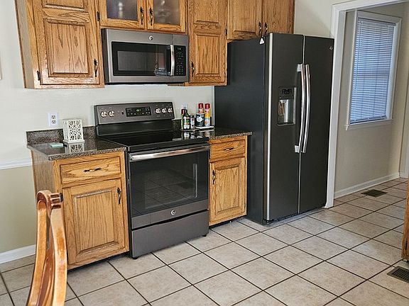 3rd image of 1891 Lakewood Dr SE