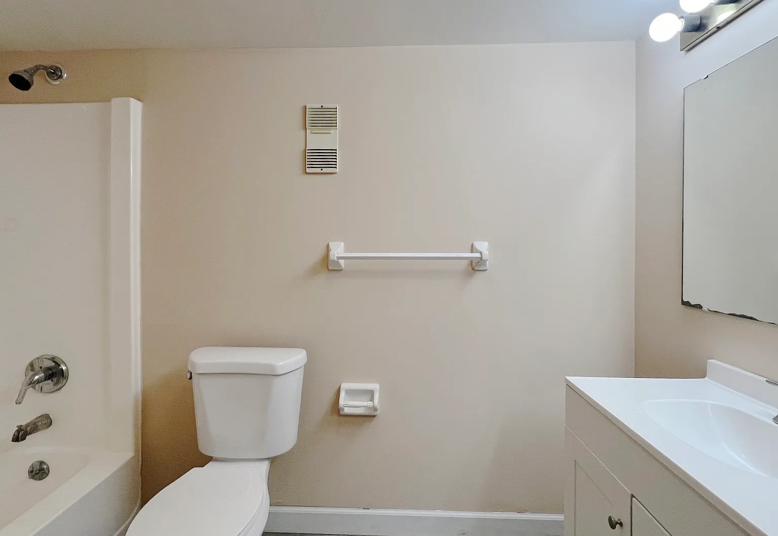 2 bed, 1.5 bath, 1240 sqft, $1,600 — Photo 4
