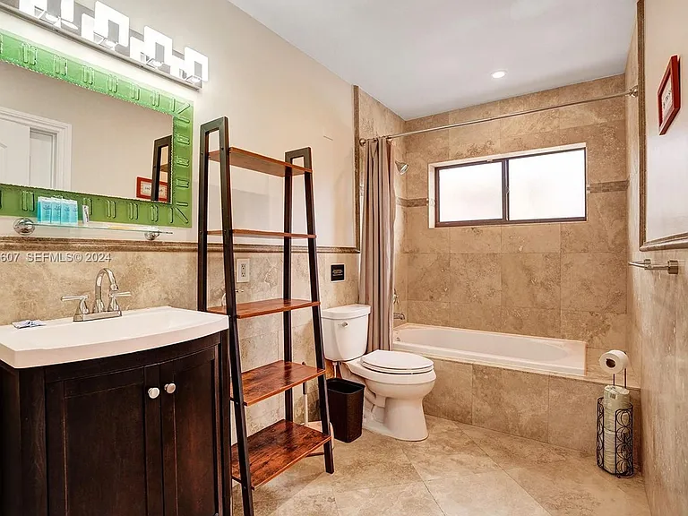 1049 N Southlake Dr — Photo 20