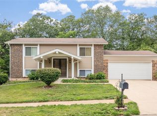 903 Parma Dr, Ballwin, MO 63021