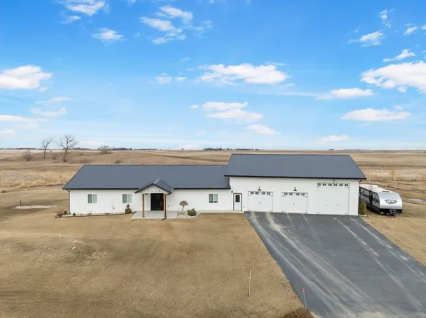 3315 Buckskin Dr NE, Minot, ND 58703