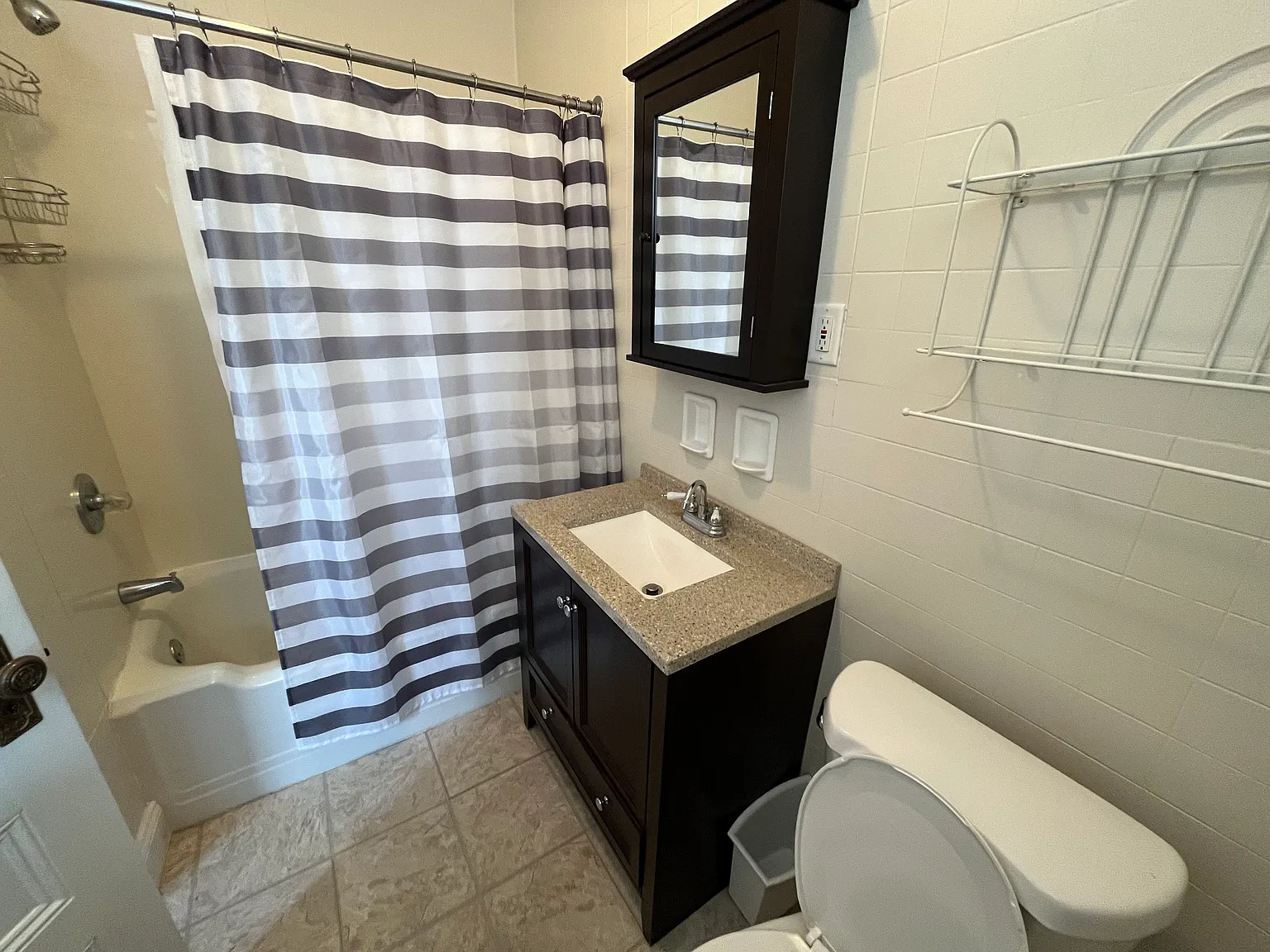 Studio, $975 — Photo 4