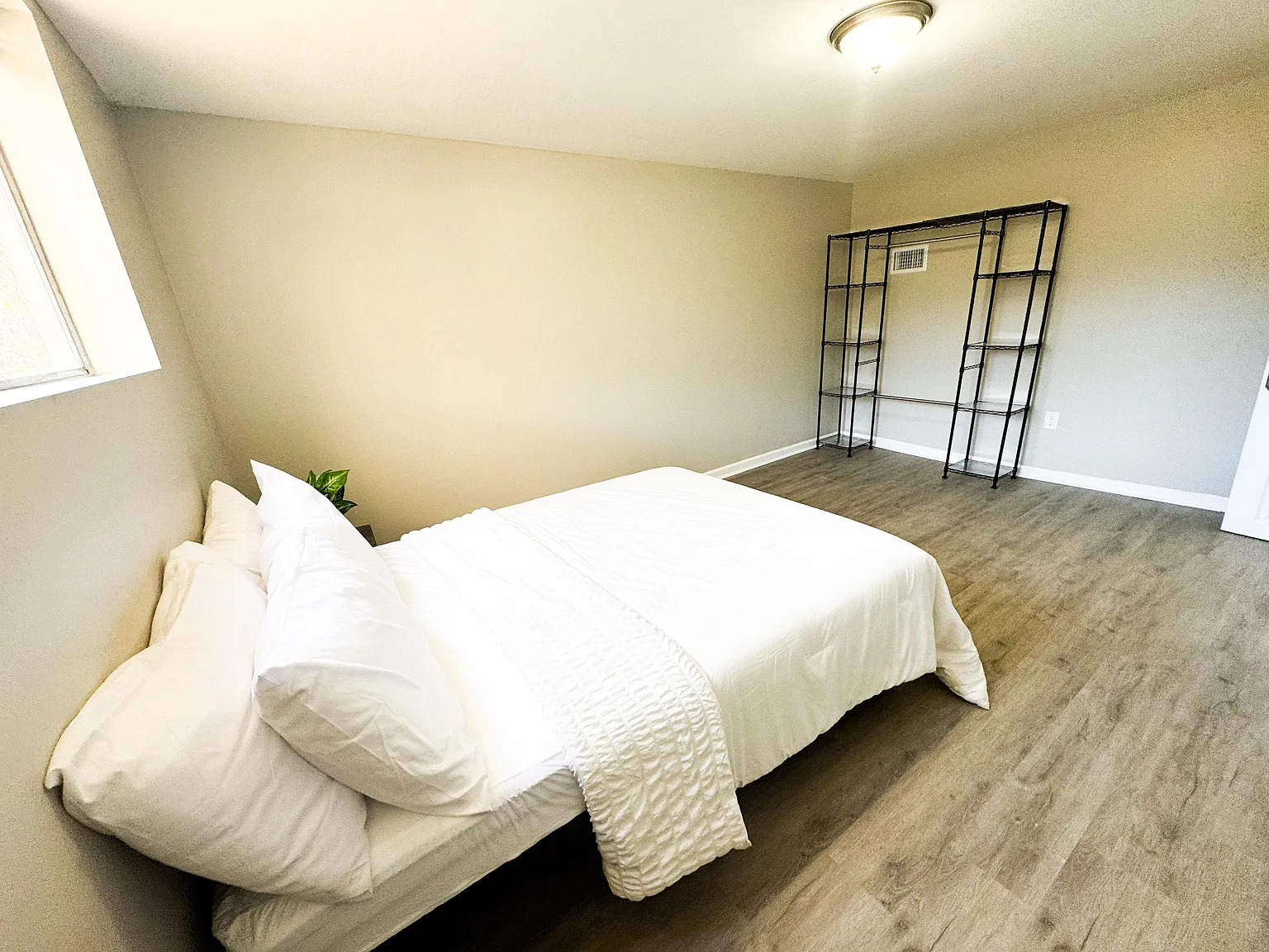 4 bed, 3.0 bath, 2100 sqft, $680 — Photo 2
